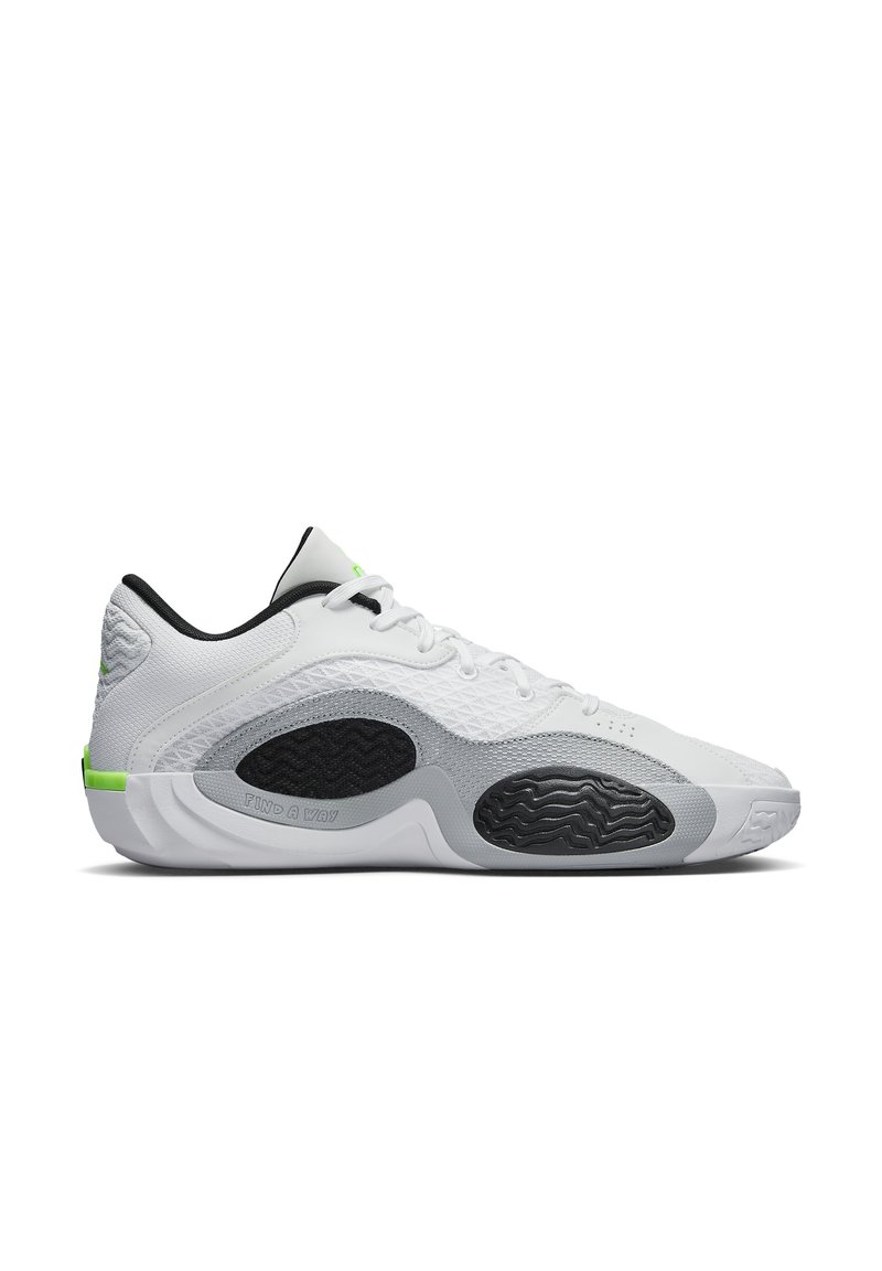 Zapatillas deportivas blancas con un diseño de superficie texturizada, acentos negros y una suela gris que presenta un patrón ondulado. Detalle verde en el talón.