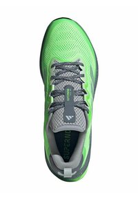 Chaussure de sport verte et grise avec une tige en maille, une languette texturée, des lacets gris et un col rembourré. Présente un détail de logo contrastant et une semelle.