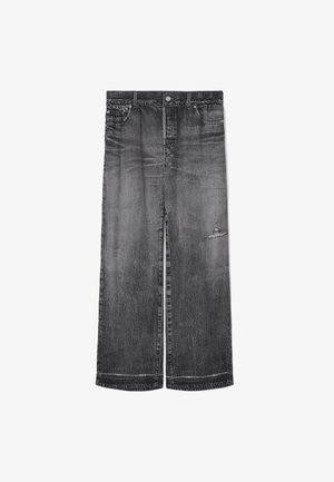 Jean en denim noir délavé à jambe large avec une déchirure usée sur la cuisse droite, fermeture à bouton et zipper, et passants de ceinture.