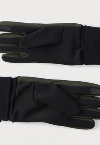 Μαύρα και σκουροπράσινα γάντια από μαλακό, ελαστικό υλικό. Διαθέτουν εφαρμοστό μανσέτι και αντίθετο σχεδιασμό στον αντίχειρα.