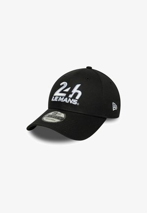 Cappello nero con ricamo "24h Le Mans" in bianco, design strutturato, cinturino regolabile e visiera piatta con superficie texturizzata.