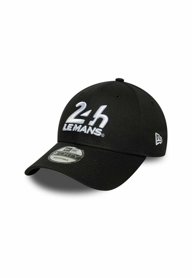 Schwarze Kappe mit aufgesticktem 24h Le Mans in Weiß, strukturierte Form, verstellbarer Riemen und flachem Schirm mit strukturierter Oberfläche.