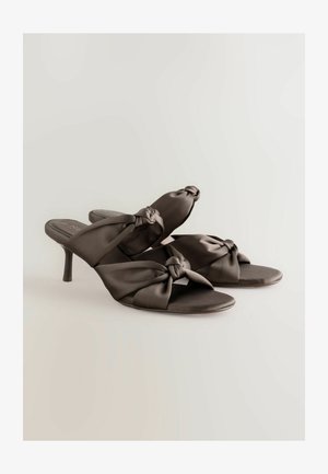 Bruine satijnen muiltjes met een geknoopt ontwerp over de bovenkant. Open teen constructie en een slanke stilettohak. Gladde textuur en zachte afwerking.