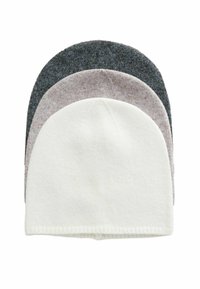 Trzy czapki typu beanie ułożone jedna na drugiej: ciemnoszara, jasnoszara i biała. Materiał wygląda na miękki, o gładkiej fakturze i zaokrąglonych czubkach.
