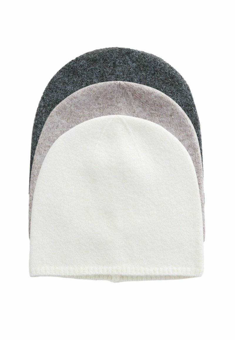 Trzy czapki typu beanie ułożone jedna na drugiej: ciemnoszara, jasnoszara i biała. Materiał wygląda na miękki, o gładkiej fakturze i zaokrąglonych czubkach.