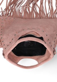Borsa in suede rosa con borchie metalliche, dettagli in frange e cerniera aperta che mostra l'interno nero con tasca interna con cerniera.