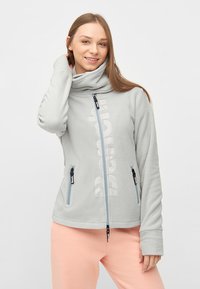 Hellgraue Fleecejacke mit hohem Kragen, durchgehendem Reißverschluss und zwei Reißverschlusstaschen. Verfügt über ein dezentes Textlogo auf der Vorderseite. Glatte Textur.