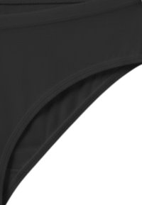 Zwarte bikinibroek met een gladde, matte textuur, voorzien van een hoog uitgesneden ontwerp en gestikte naden voor duurzaamheid.