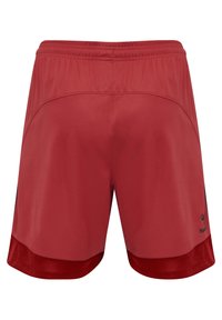 Shorts de sport rouges avec taille élastique et finition rouge foncé en bas, vus de dos, avec un petit logo noir sur une jambe.