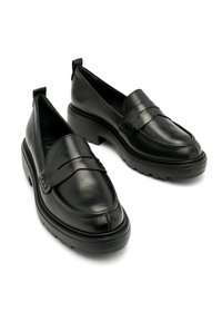 Czarne skórzane mokasyny z niską platformą, gładka tekstura i dekoracyjny pasek na górze. Minimalistyczny design z okrągłym noskiem.
