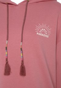 Hoodie rosa con tasca a marsupio, presenta una stampa bianca con la scritta "SUNRISE PARADISE" e dettagli colorati con i pon-pon sui lacci.