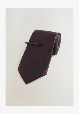 Dunkelburgunderfarbige Krawatte mit matter Textur, die ein dezentes florales Muster in dunkleren Tönen aufweist, ergänzt durch eine schwarze Krawattenklammer.