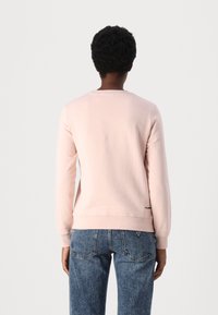 KARL LAGERFELD OVERSIZED EMBROIDERED SUNGLASSES - Camisola - rose smoke