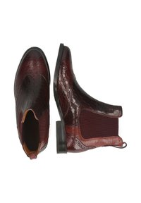 Botas chelsea burdeos con parte superior de cuero con relieve de cocodrilo, paneles laterales elásticos y un tacón bajo. Detalles texturizados a lo largo de la superficie.