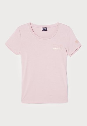 Lys pink kortærmet T-shirt i blødt bomuldsstof. Har en rund halsudskæring og et trykt logo design på forsiden. Glat tekstur.