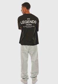 Dropsize HEAVY V2 EMBO - Tricou cu imprimeu - black