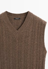 Brauner, ärmelloser Pullover mit Zopfmuster und V-Ausschnitt aus weichem Material. Etikett innen am Kragen sichtbar, durchgehend mit strukturiertem Muster.