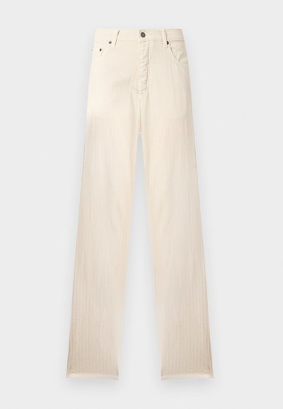 Παντελόνι ελαφρώς εκρού με ίσια γραμμή, θηλιές για ζώνη, μπροστινό κουμπί, φερμουάρ και πλαϊνές τσέπες, εμφανιζόμενο σε απλό φόντο.