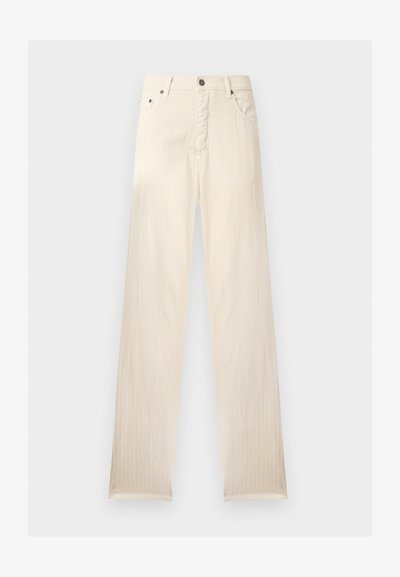 Παντελόνι ελαφρώς εκρού με ίσια γραμμή, θηλιές για ζώνη, μπροστινό κουμπί, φερμουάρ και πλαϊνές τσέπες, εμφανιζόμενο σε απλό φόντο.