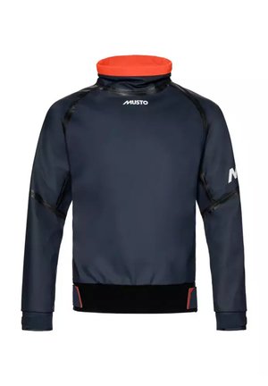 Marineblauwe Musto jas met lange mouwen, hoge oranje kraag, zwarte tailleband en logo op de borst en linker mouw.