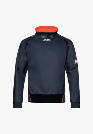 Marineblaue Musto-Jacke mit langen Ärmeln, hohem orangem Kragen, schwarzem Bund und Logo auf der Brust und am linken Ärmel.