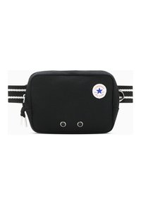 Borsa a tracolla in tessuto nero con strisce bianche, chiusura con zip e occhielli in metallo. Presenta una toppa con il logo Converse All Star. Forma rettangolare.
