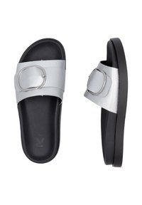 Sandales à glissière blanches texturées avec une boucle en argent, semelle en caoutchouc noire et une large sangle pour le confort. Design léger et décontracté.