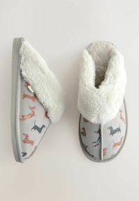 Grå slippers med en blød hvid fleecekant og prints af dachs hunde, vist fra top- og sidevinkler på en lys baggrund.