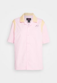 Chemise à manches courtes à boutons, couleur rose clair avec col et épaules beige, avec broderie "MJ" sur la poitrine gauche.