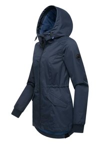 Tamsiai mėlyna sukapota striukė, pagaminta iš vandeniui atsparios medžiagos, su užtrauktuku, elastinėmis rankovėmis ir dviem priekinėmis kišenėmis bei raišteliu reguliuojamu gobtuvu.