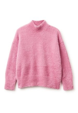 Blød lyserød fuzzy sweater med høj krave, lange ærmer samt ribstrikkede manchetter og kant, lagt fladt på en hvid baggrund.