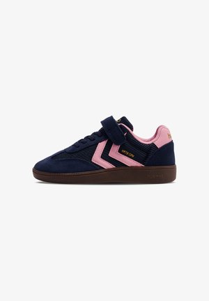 Marineblauwe suède sneakers met roze accenten, voorzien van een klittenbandsluiting, veterafsluiting en een gestructureerde stof. Bruine rubberen zool.
