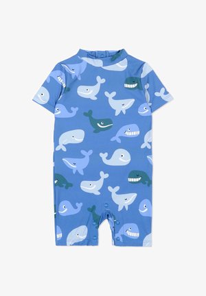 Combinaison courte à manches courtes pour bébé de couleur bleue, avec des boutons-pression et un motif ludique de baleines souriantes et éclatantes dans différentes nuances de bleu et de vert.