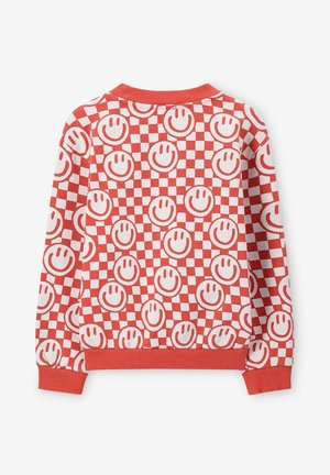 Rode gebreide sweatshirt met een wit glimlachpatroon en een geblokt ontwerp. Ribbelboord bij de kraag en mouwen maken de look compleet.