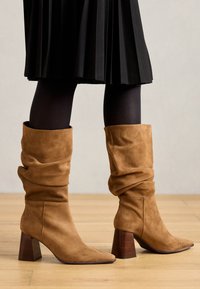 Sélectionné, basket camel