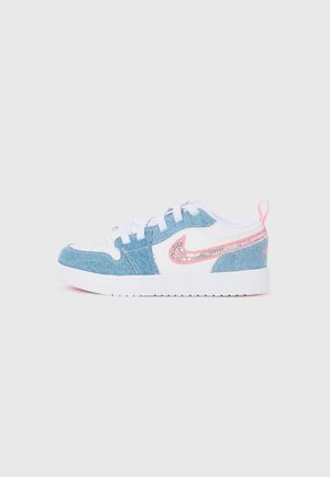 Baskets Nike au design structuré, avec un dessus en denim bleu et blanc, des accents en paillettes roses et une semelle en caoutchouc texturé.
