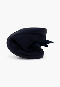Scarpa piegata blu navy realizzata in morbido tessuto con suola in pelle liscia, caratterizzata da una finitura leggermente testurizzata e cuciture sottili.