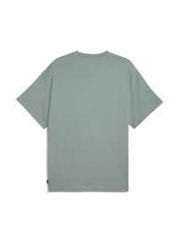 Kurzärmliges T-Shirt aus weichem, gedecktem grünen Baumwollstoff mit lockerer Passform, Rundhalsausschnitt und ohne sichtbare Muster oder Hardware-Details.