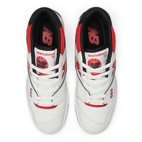 Bílo-červené vysoké tenisky vyrobené z kůže a síťoviny. Mají černé akcenty, bílé tkaničky a logo na jazyku a bocích.