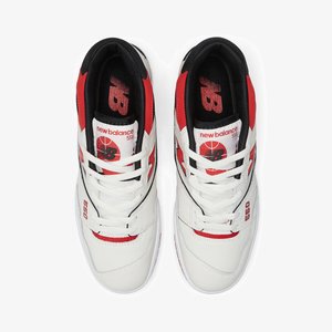 Białe i czerwone sneakersy za kostkę wykonane z materiałów skórzanych i siateczkowych. Posiadają czarne akcenty, białe sznurówki oraz logo na języku i bokach.