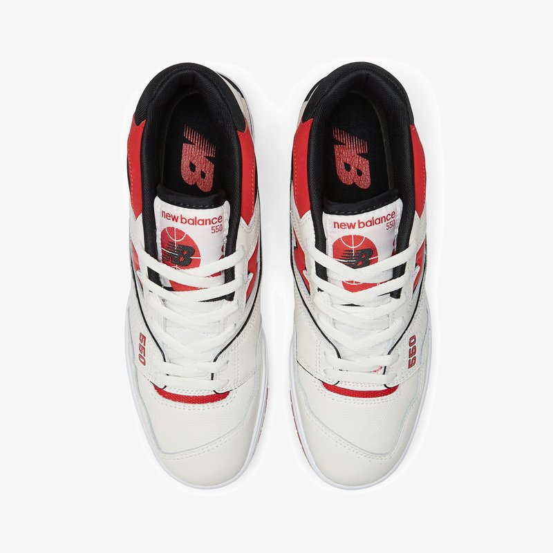 Bílo-červené vysoké tenisky vyrobené z kůže a síťoviny. Mají černé akcenty, bílé tkaničky a logo na jazyku a bocích.