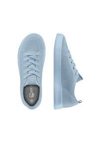 Jasnoniebieskie sneakersy wykonane z siateczkowego materiału, z okrągłym noskiem, teksturowaną cholewką i płaską podeszwą. Posiadają sznurówki i uchwyt na pięcie.