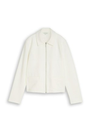 Witte lange mouw jas met kraag, ritssluiting aan de voorkant en twee zakken, plat weergegeven op een witte achtergrond.