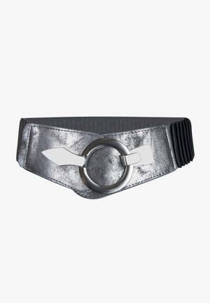 Cinturón ancho metálico plateado con una gran hebilla circular y panel trasero elástico negro para estiramiento y ajuste.
