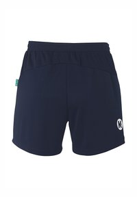 Shorts de sport bleu marine avec taille élastique, présentant un petit logo blanc sur le côté gauche et une étiquette verte près de la taille.