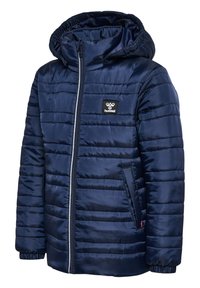 Marineblauwe pufferjack met een capuchon, voorzien van een ritssluiting, gequiltde textuur, zijzakken en een logo-opdruk op de borst.