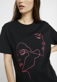 Mister Tee LADIES ONE LINE TEE - Tričko s potlačou - black