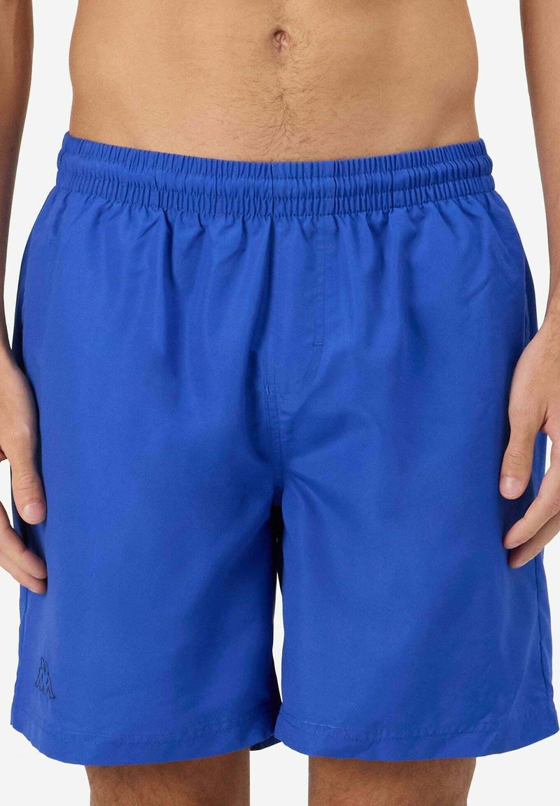 Shorts de bain bleus en matériau léger, avec une taille élastique, un discret logo, et un design simple sans motifs supplémentaires.