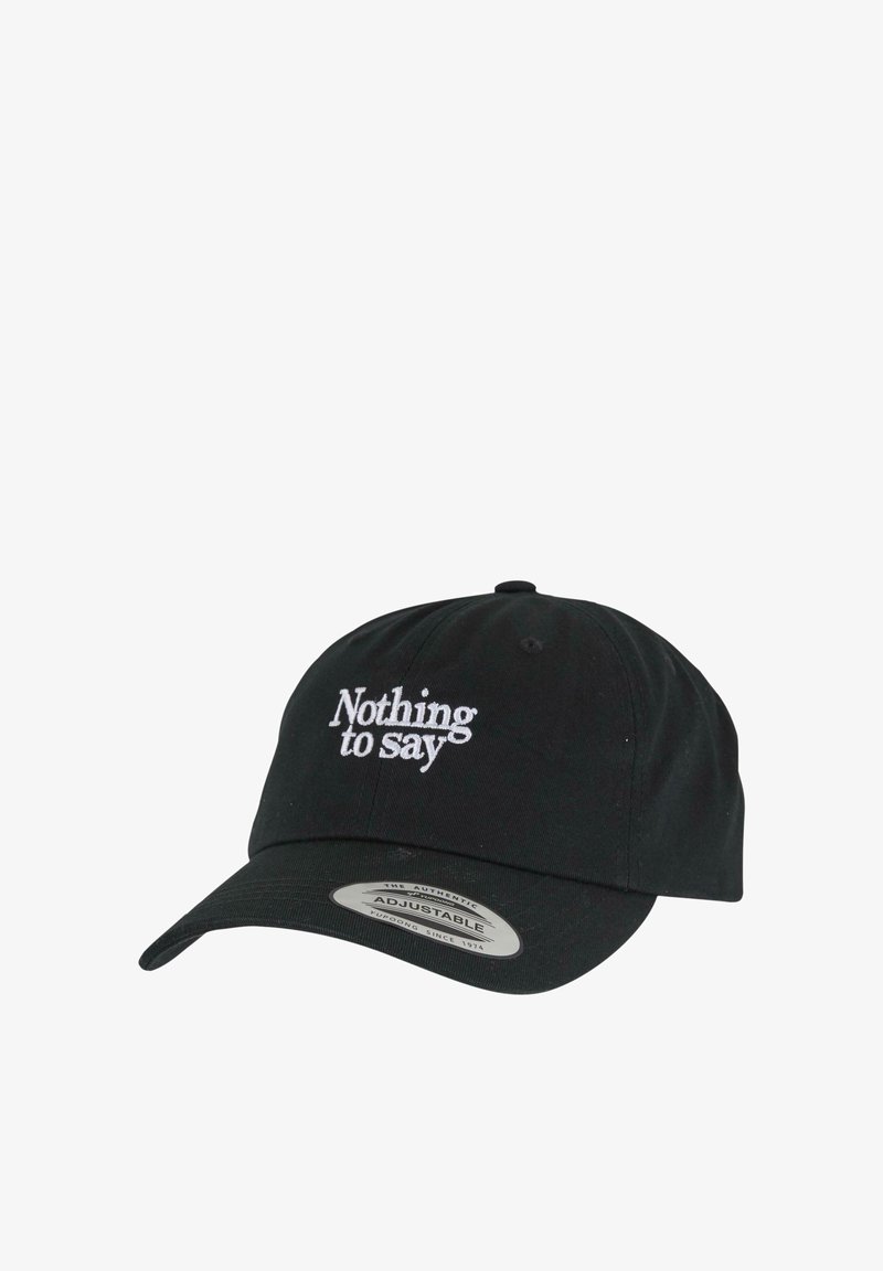 Fekete pamut sapka állítható pánttal, elöl fehér hímzett "Nincs mondanivalóm" felirattal. Ívelt karima és strukturált forma.