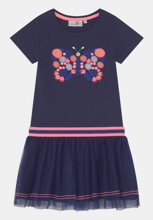 Robe courte à manches courtes bleu marine avec un motif de papillon orné de fleurs colorées. Jupe en tulle avec une ceinture rayée rose et des détails d'ourlet.